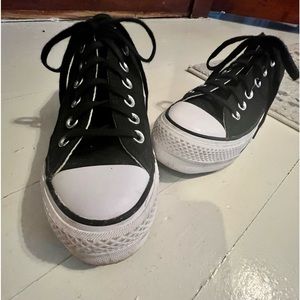 Women’s converse. Size 7